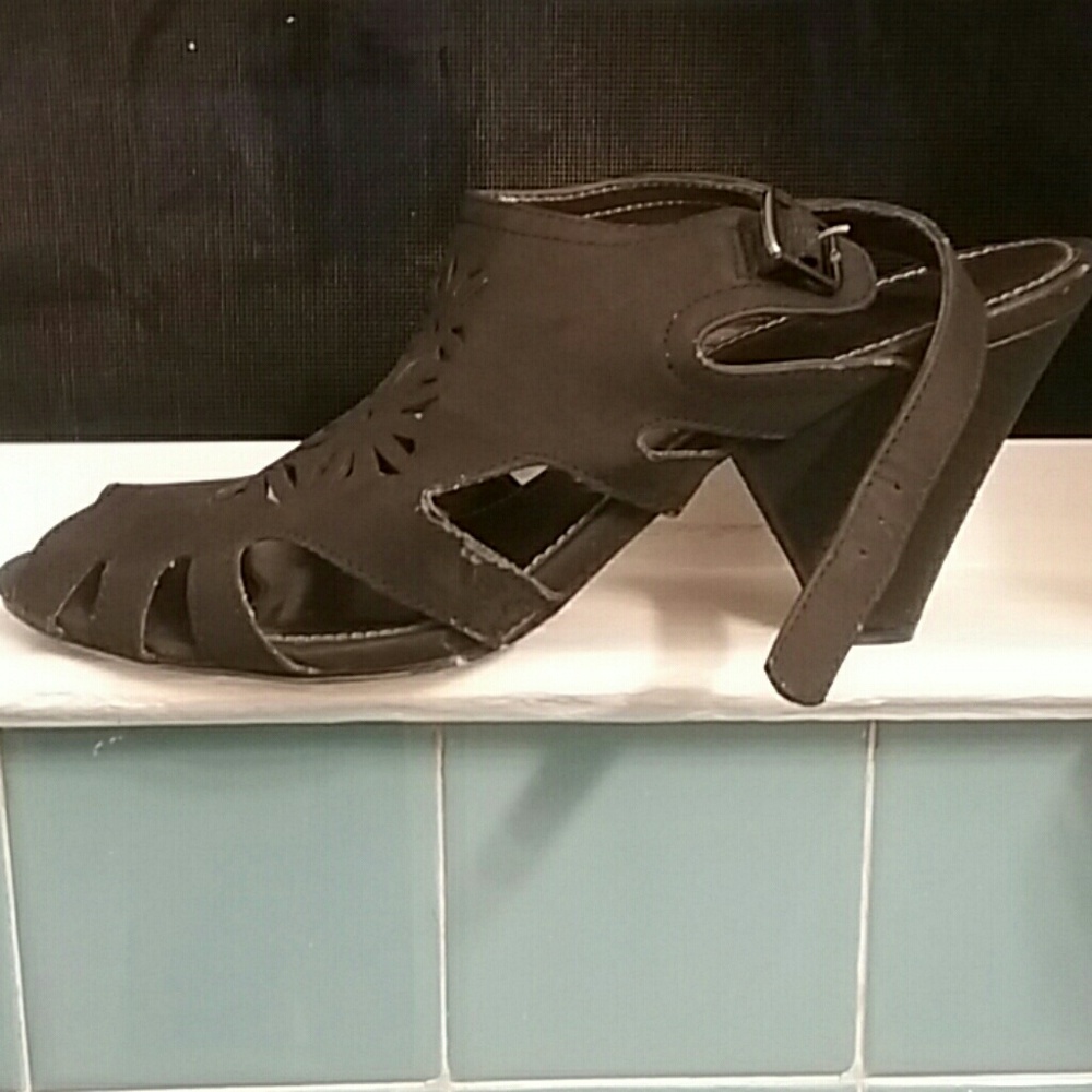 Sandals - Picture 3 of 4